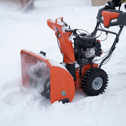 Bildet viser noen som bruker en snøfreser.